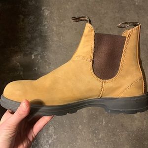 Blundstones - LIKE NEW - 562 style (similar to 550) - Womens 10 or 10.5